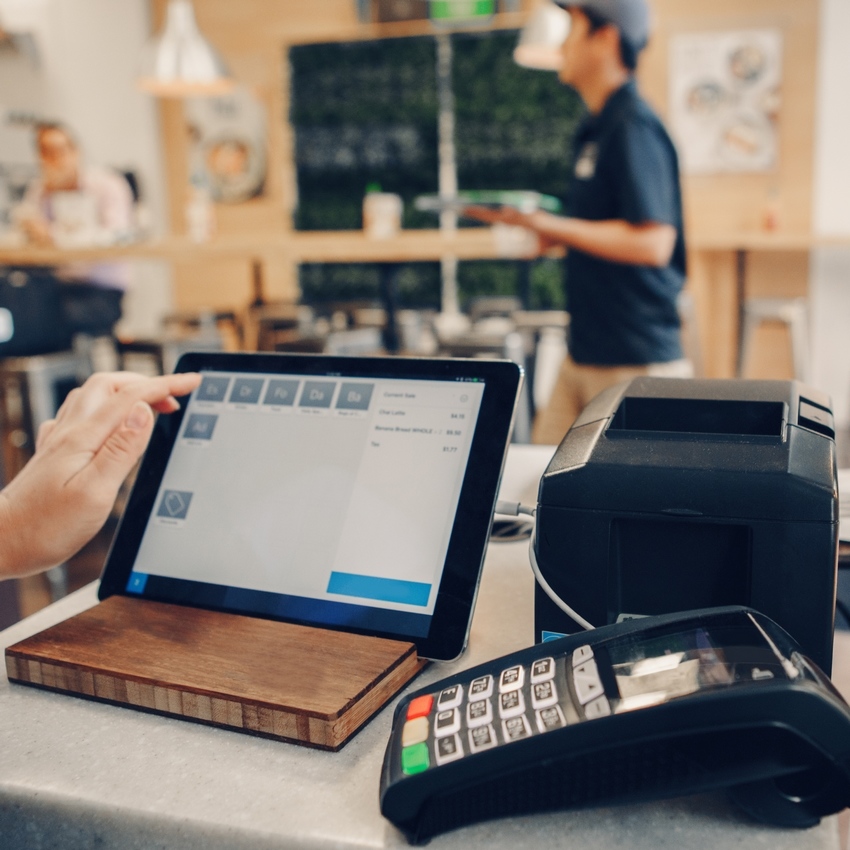 Un vendeur entrain d'encaisser une vente