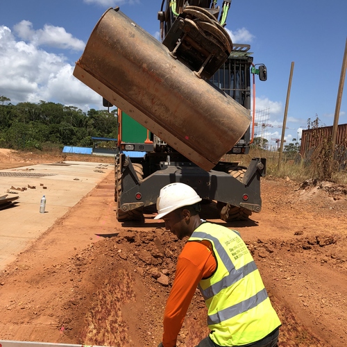 Une grue sur un chantier de travaux publics avec un intérimaire de Job Intérim Guyane