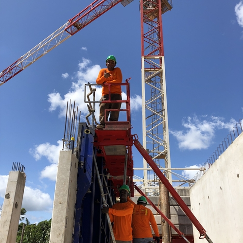Des techniciens du BTP de la société Job Intérim Guyane sur un chantier