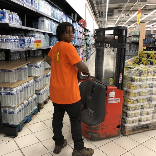 Un employé de libre service de Job Intérim Guyane dans une grande surface