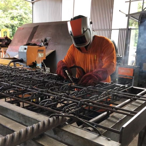 Un soudeur de l'industrie employé par Job Intérim Guyane