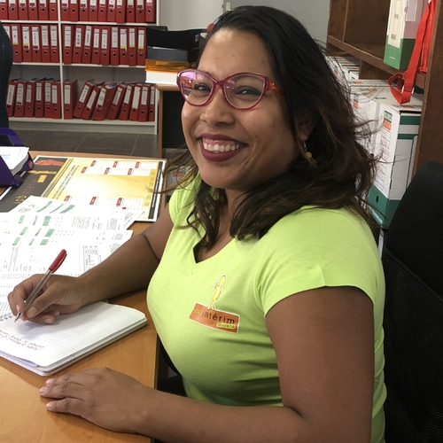 Une comptable de Job Intérim Guyane travaillant sur un dossier