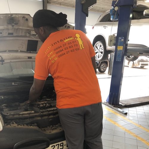Des voitures de transports réglées par Job Intérim Guyane